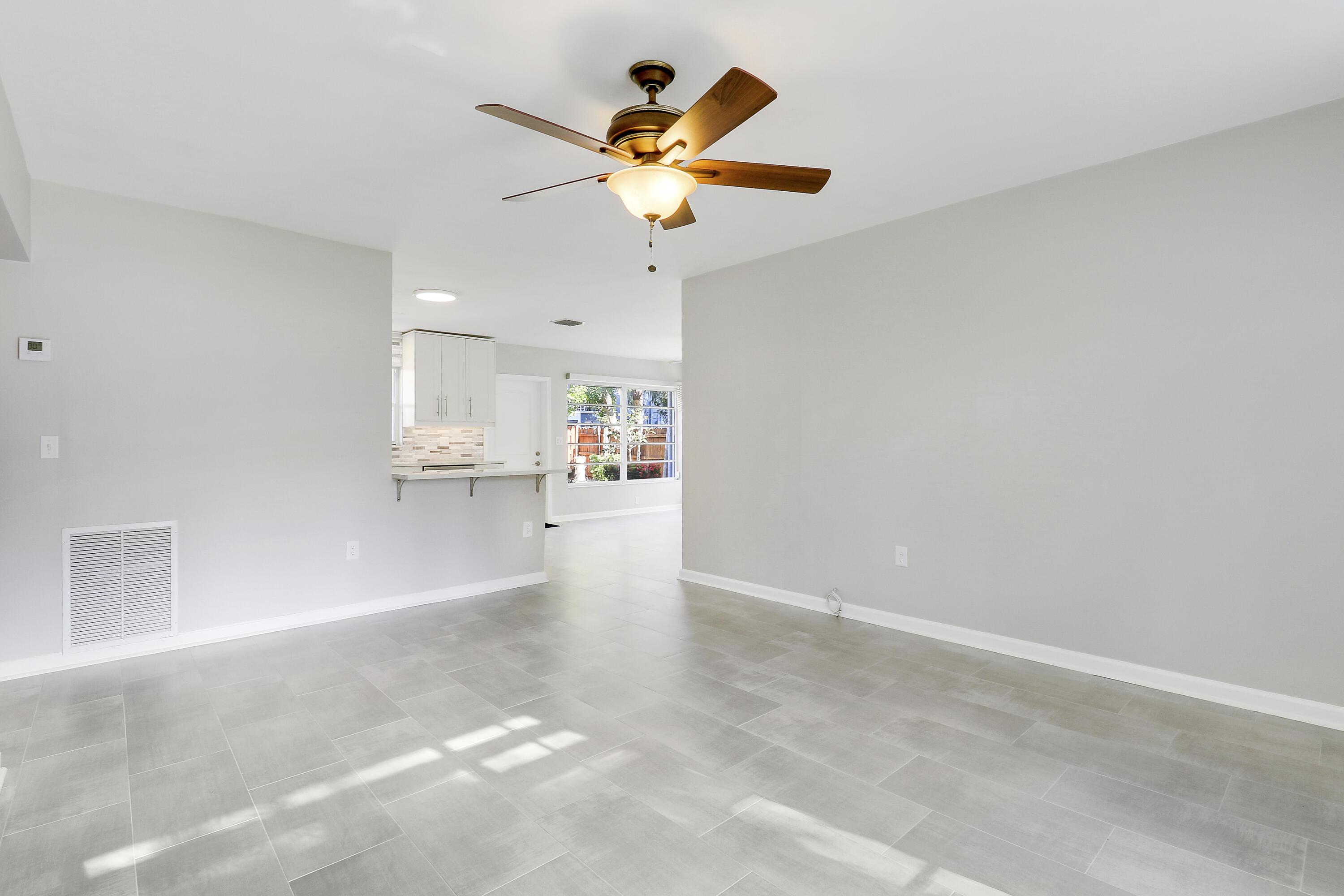 Image 3: Living Room