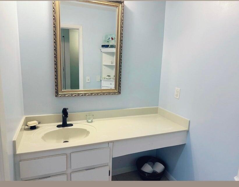 Image 4: Upstairs vanity