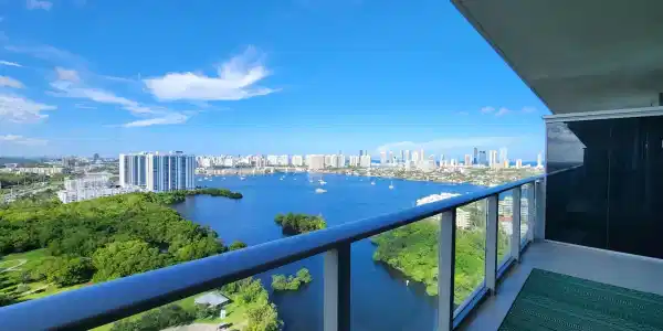 16385 Biscayne Blvd