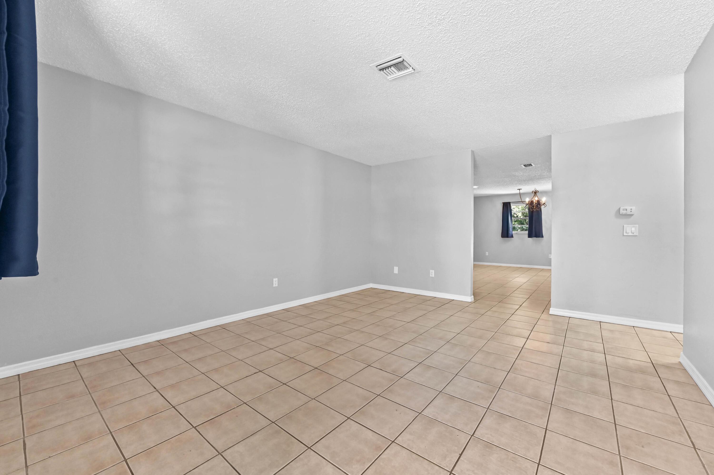 Image 4: 02 living room 01