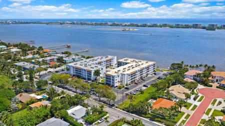 1516 S Lakeside Drive