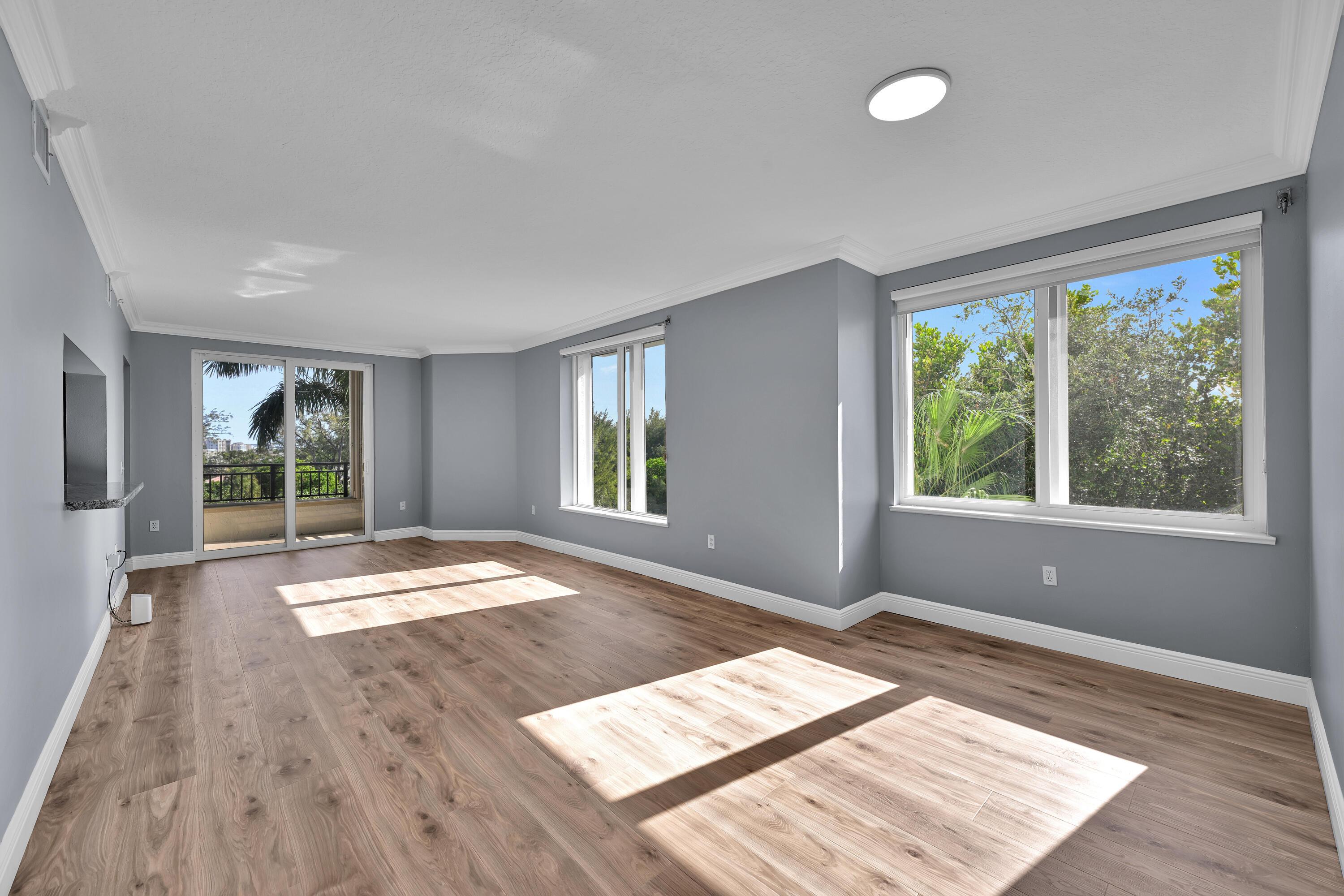 Image 3: LIVING ROOM
