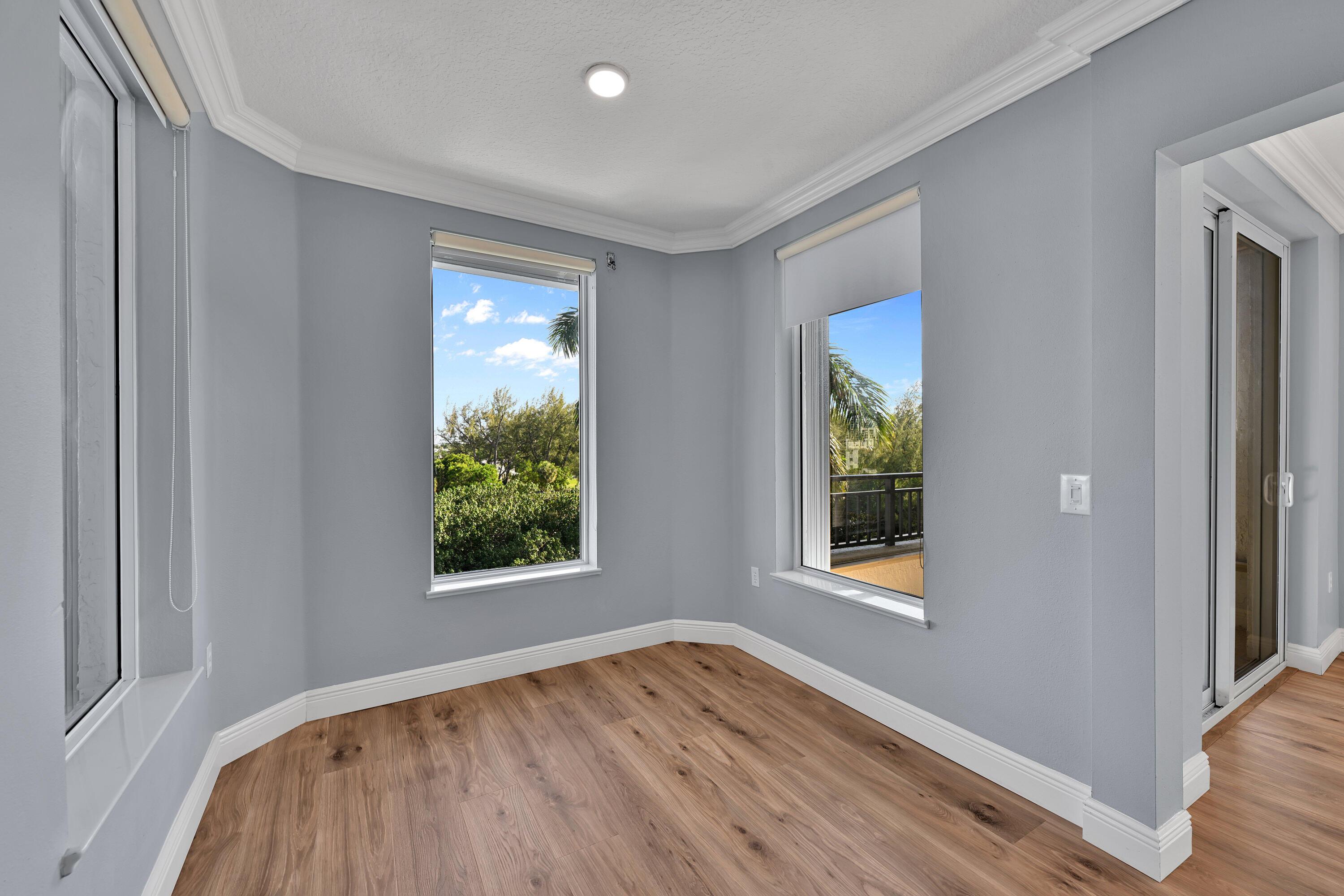 Image 4: BREAKFAST NOOK