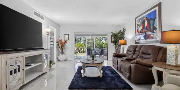 Image 3: LIVING ROOM