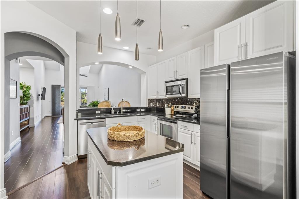Image 3: Kitchen