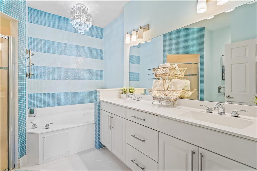 Image 4: Double sinks, soaker tub & walk-in shower