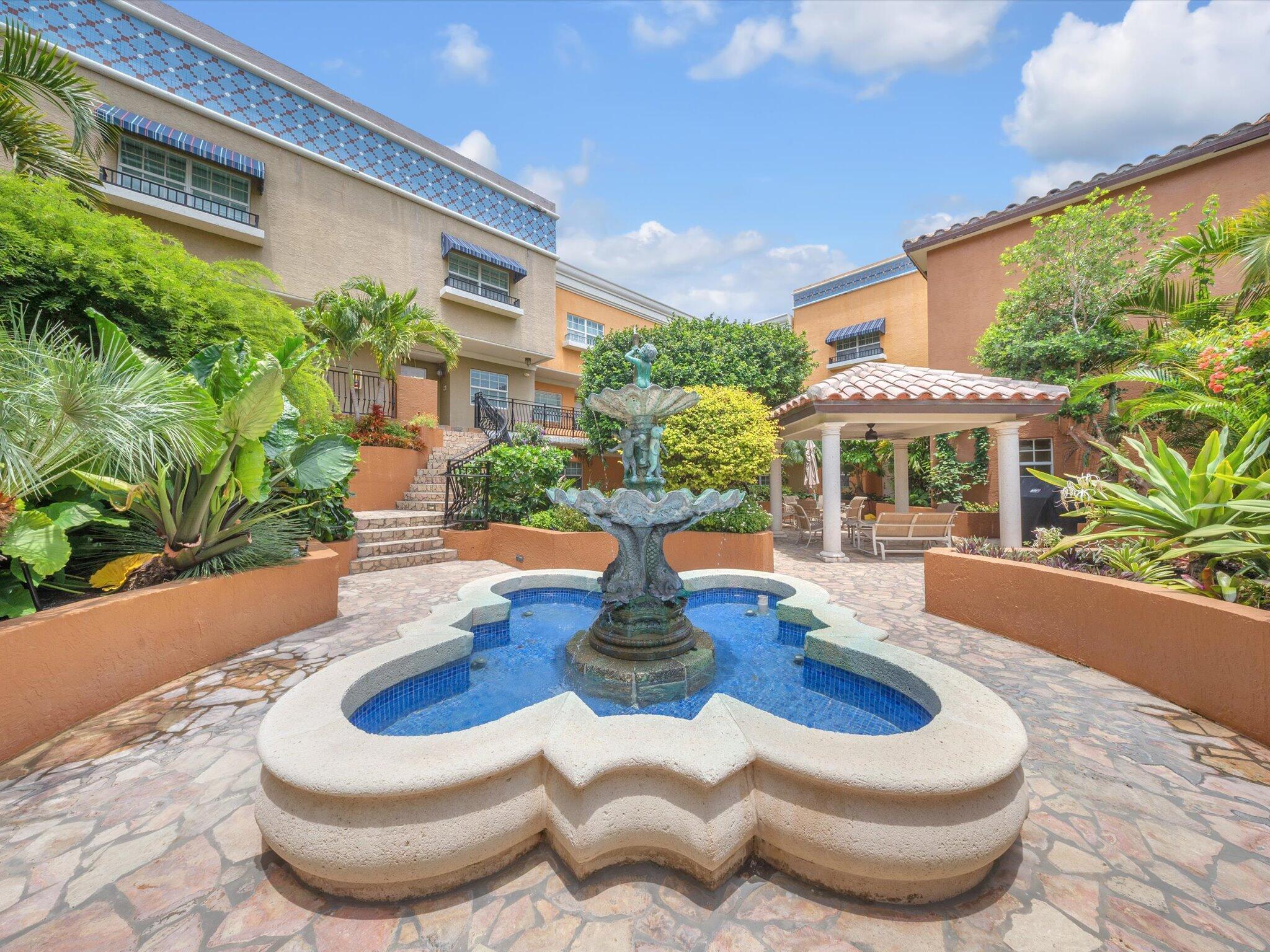 Image 4: Private courtyard in building