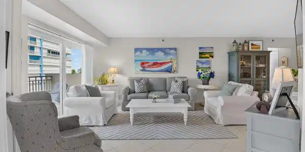 Image 2: SPACIOUS LIVING AREA