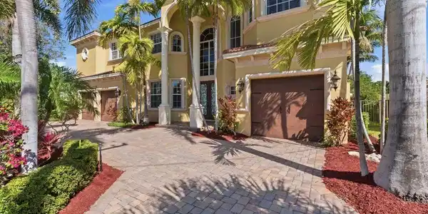 Image 4: Exterior Front