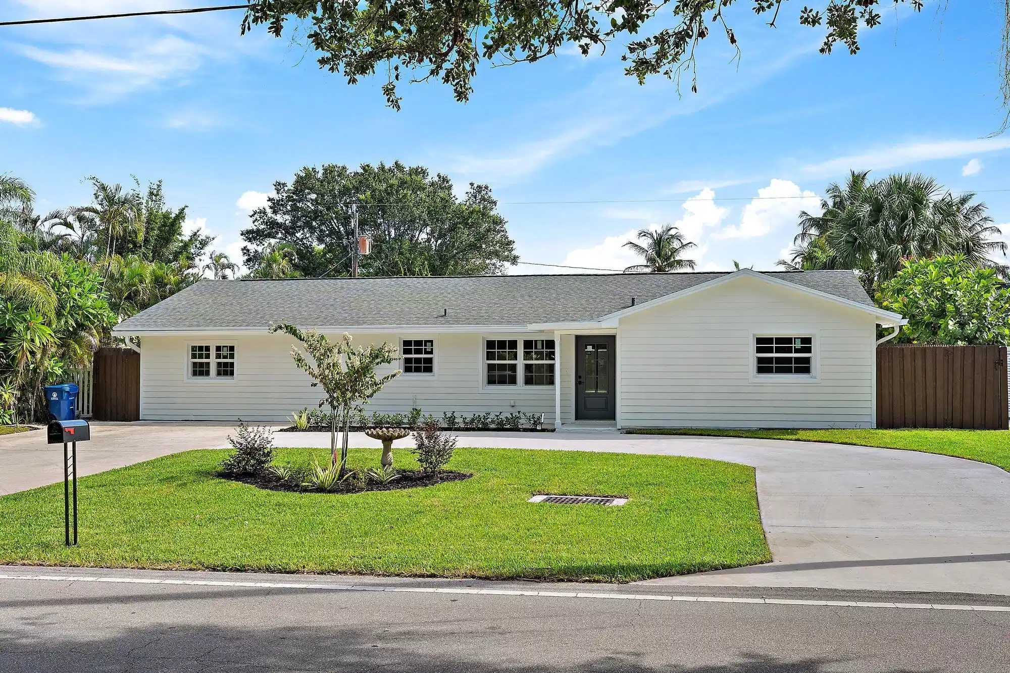 Image 1: 109 E Riverside Dr-24