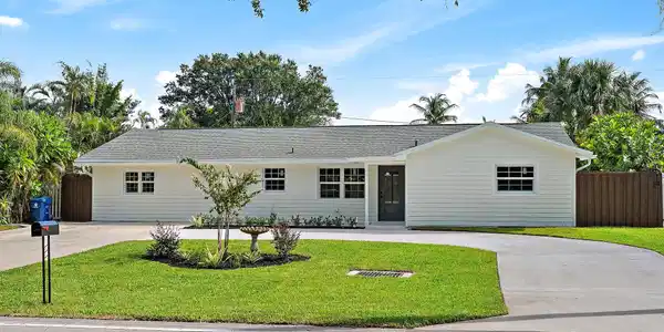 109 E RIVERSIDE Drive