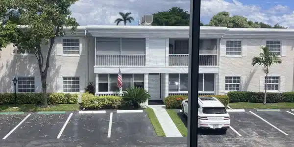 Image 2: Screenned in porch