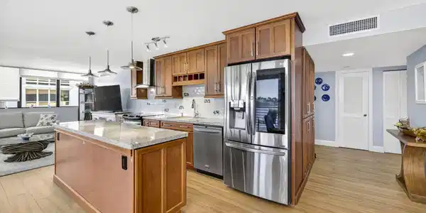 Image 4: Kitchen