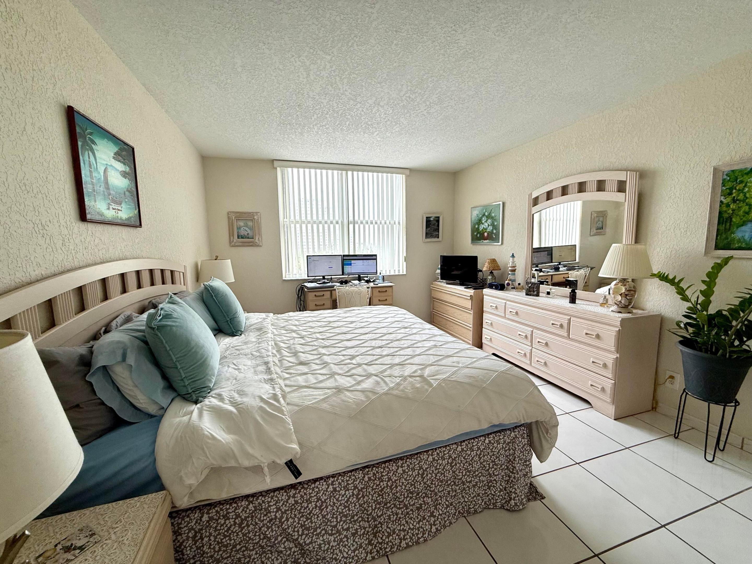 Image 2: Bedroom