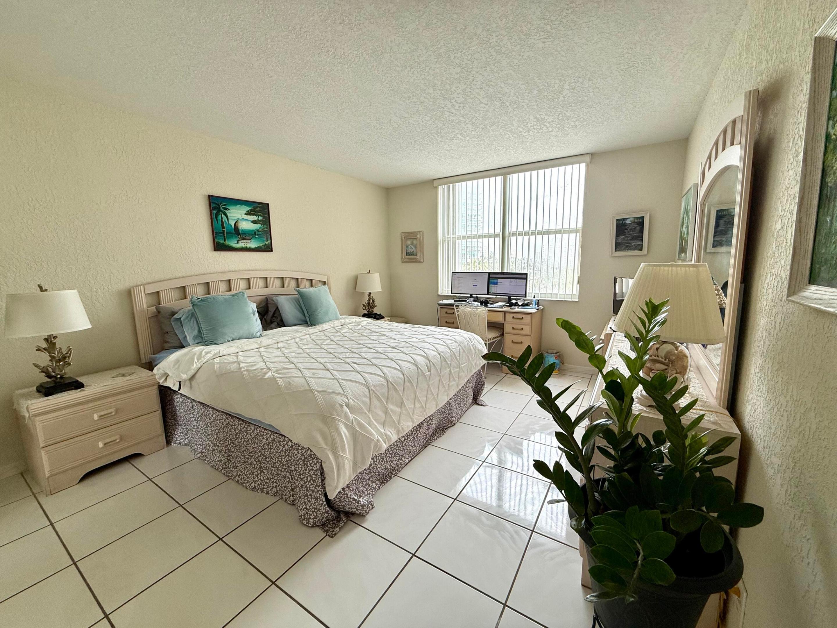 Image 3: Bedroom