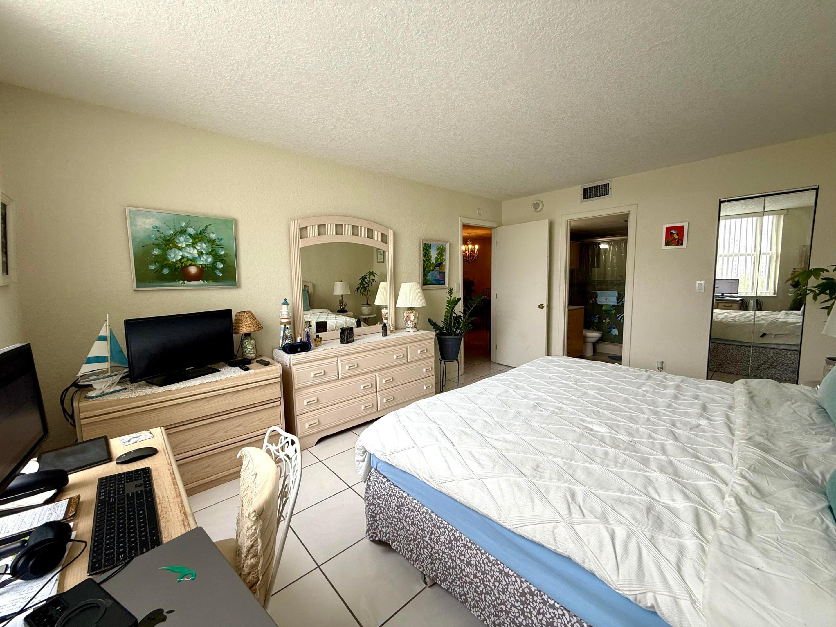 Image 4: Bedroom