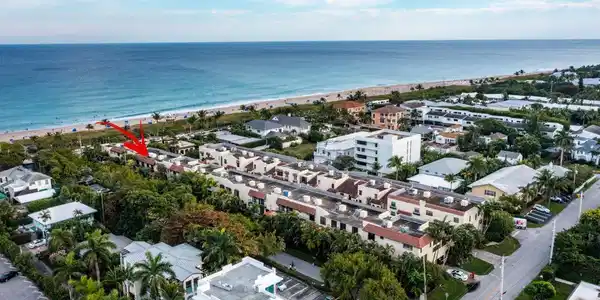 Image 2: Directly across the street from the beach in Delra