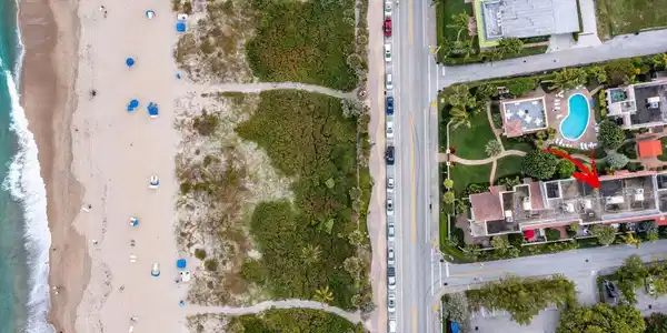 Image 3: Directly across the street from the beach in Delra