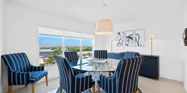 Image 4: Dining area