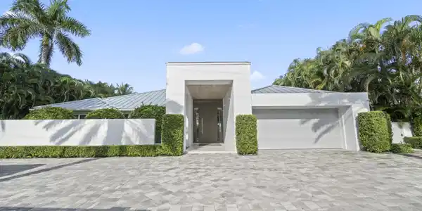 Image 4: 944 S Ocean front exterior