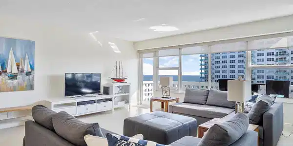 Image 4: Living Room