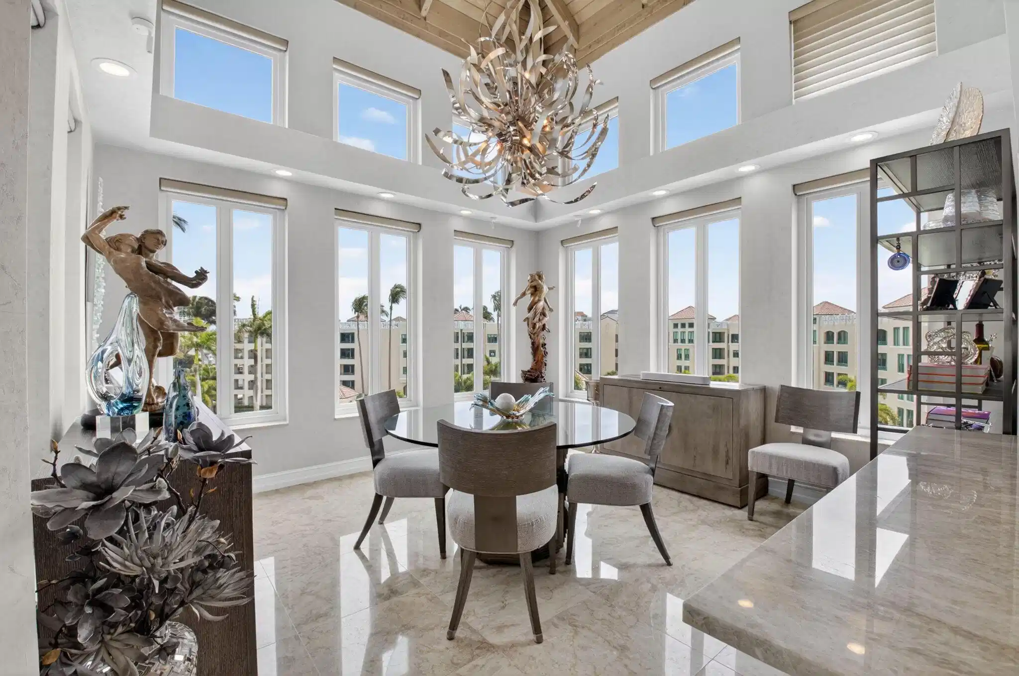 Image 1: STUNNING WATERFRONT DINING