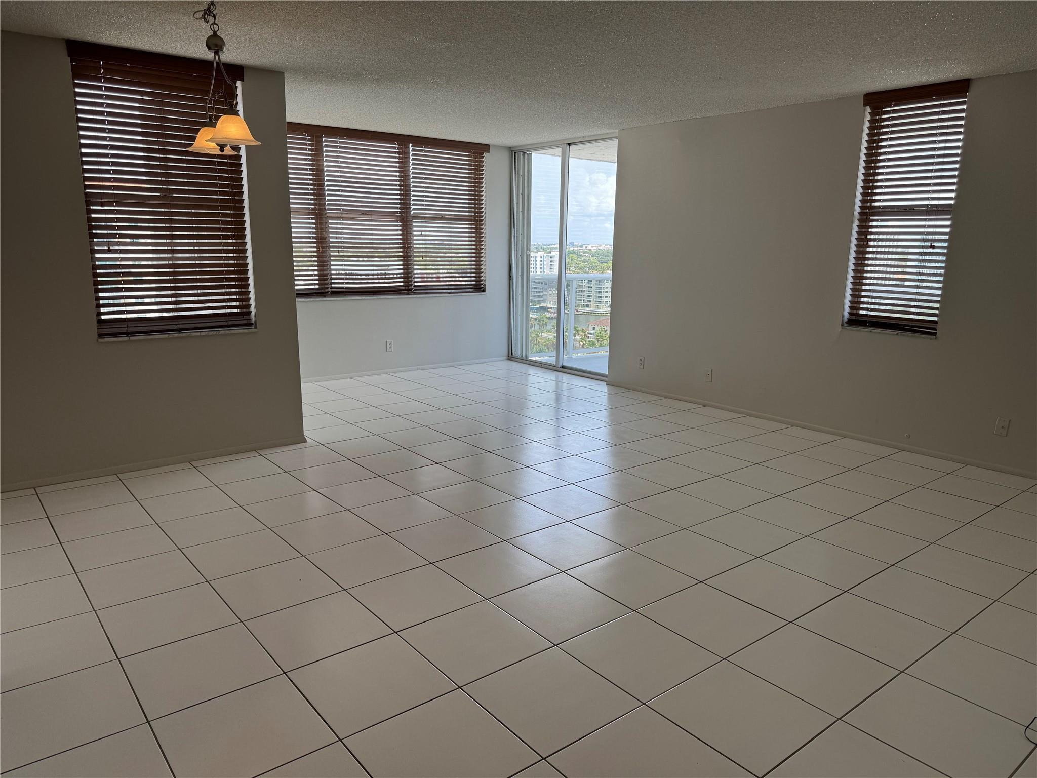 Image 3: spacious living room