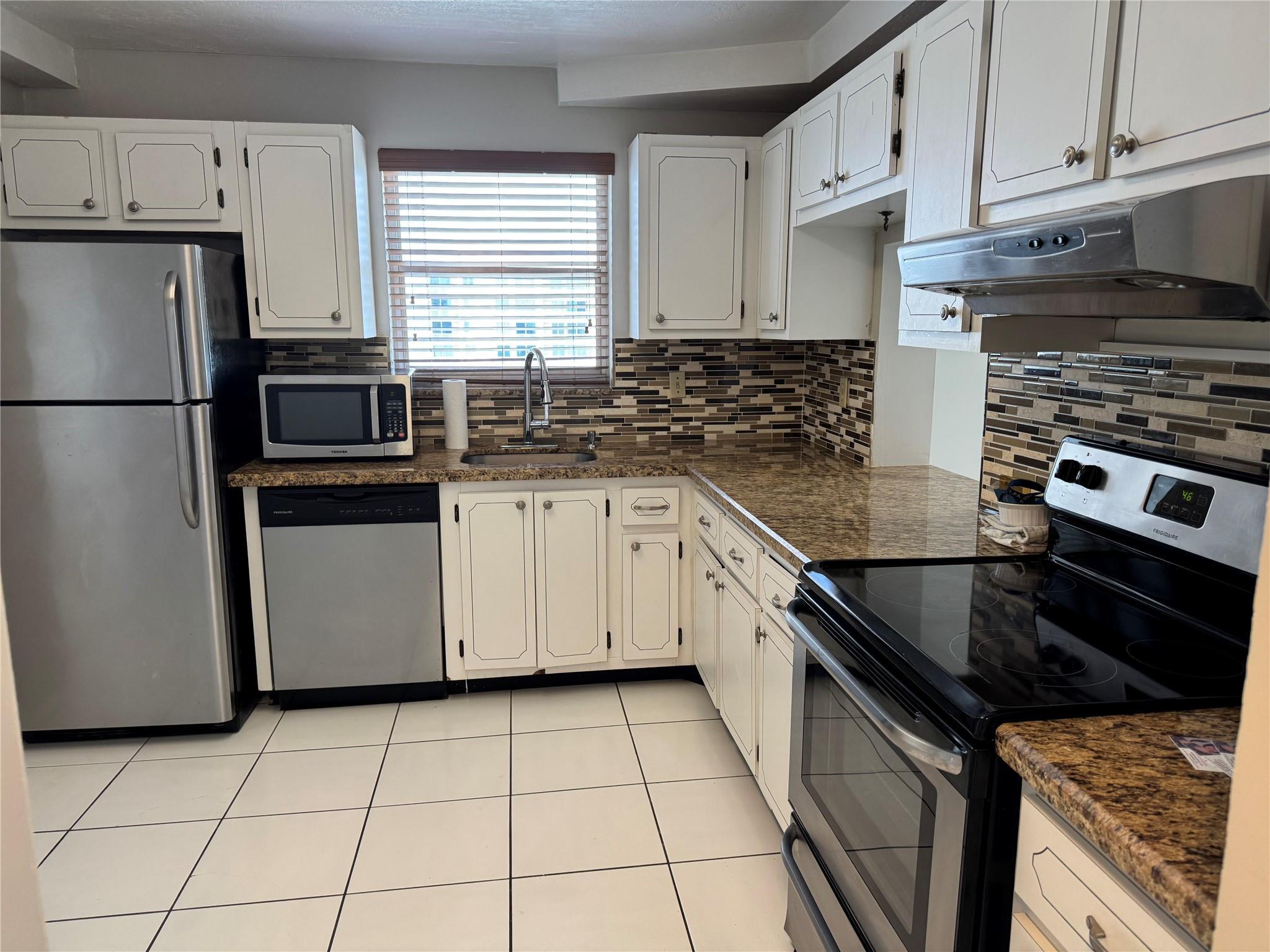Image 4: spacious kitchen