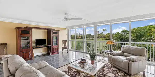 Image 4: Living Room