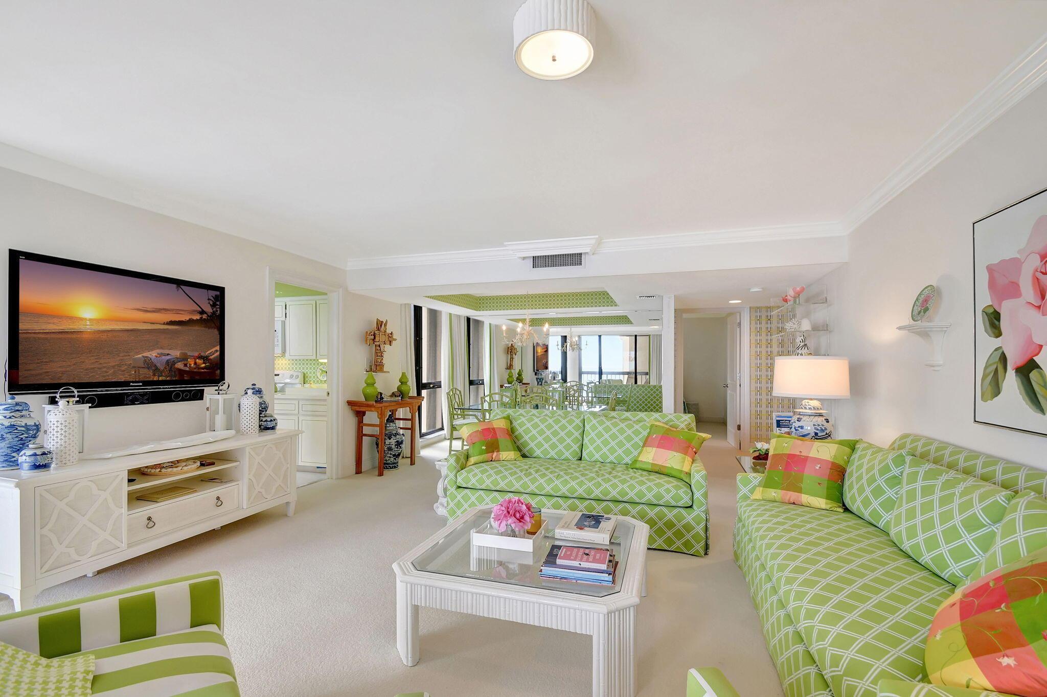 Image 4: Living Room