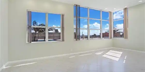 Image 3: Spacious living dining area all tiled with impact