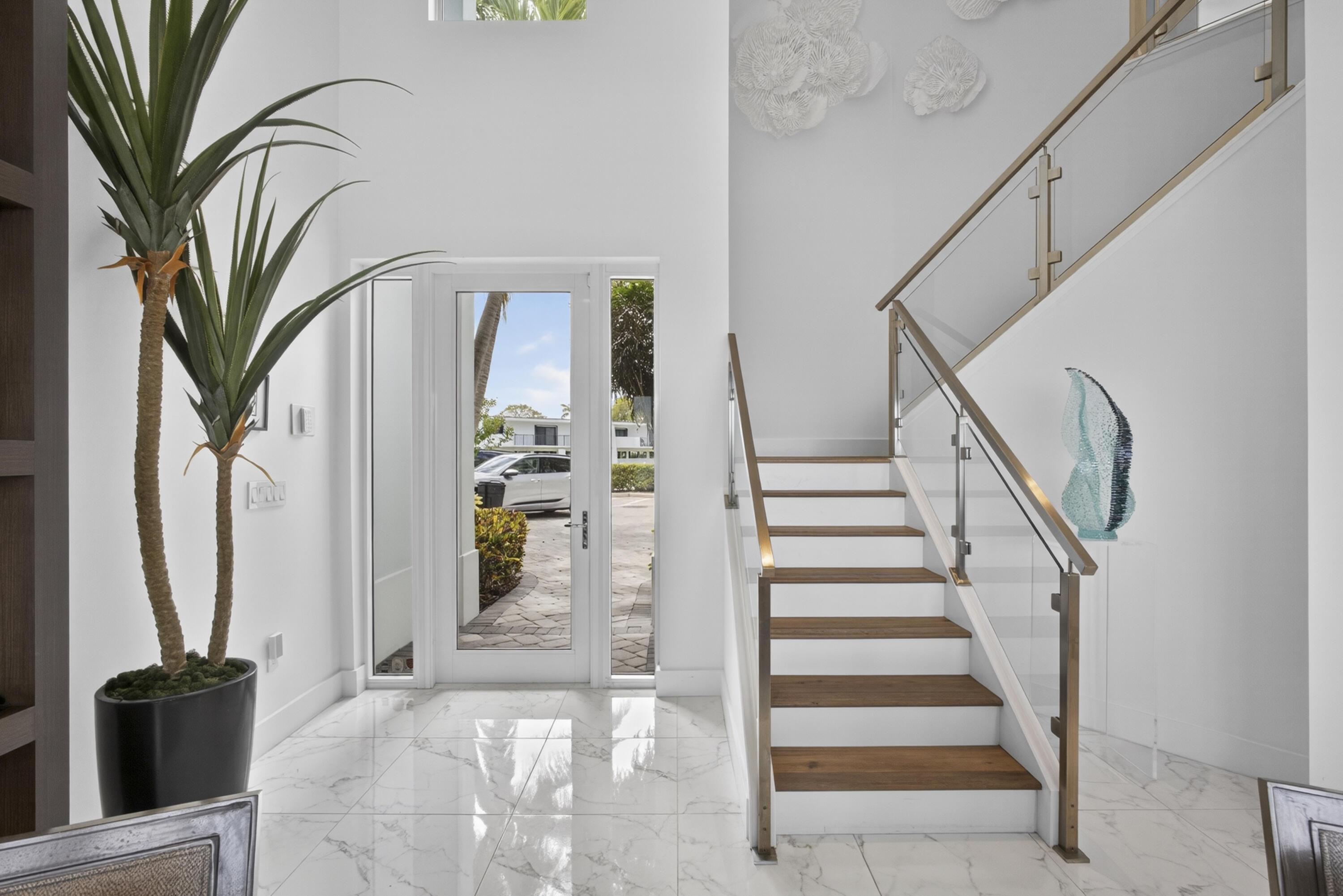 Image 4: Foyer