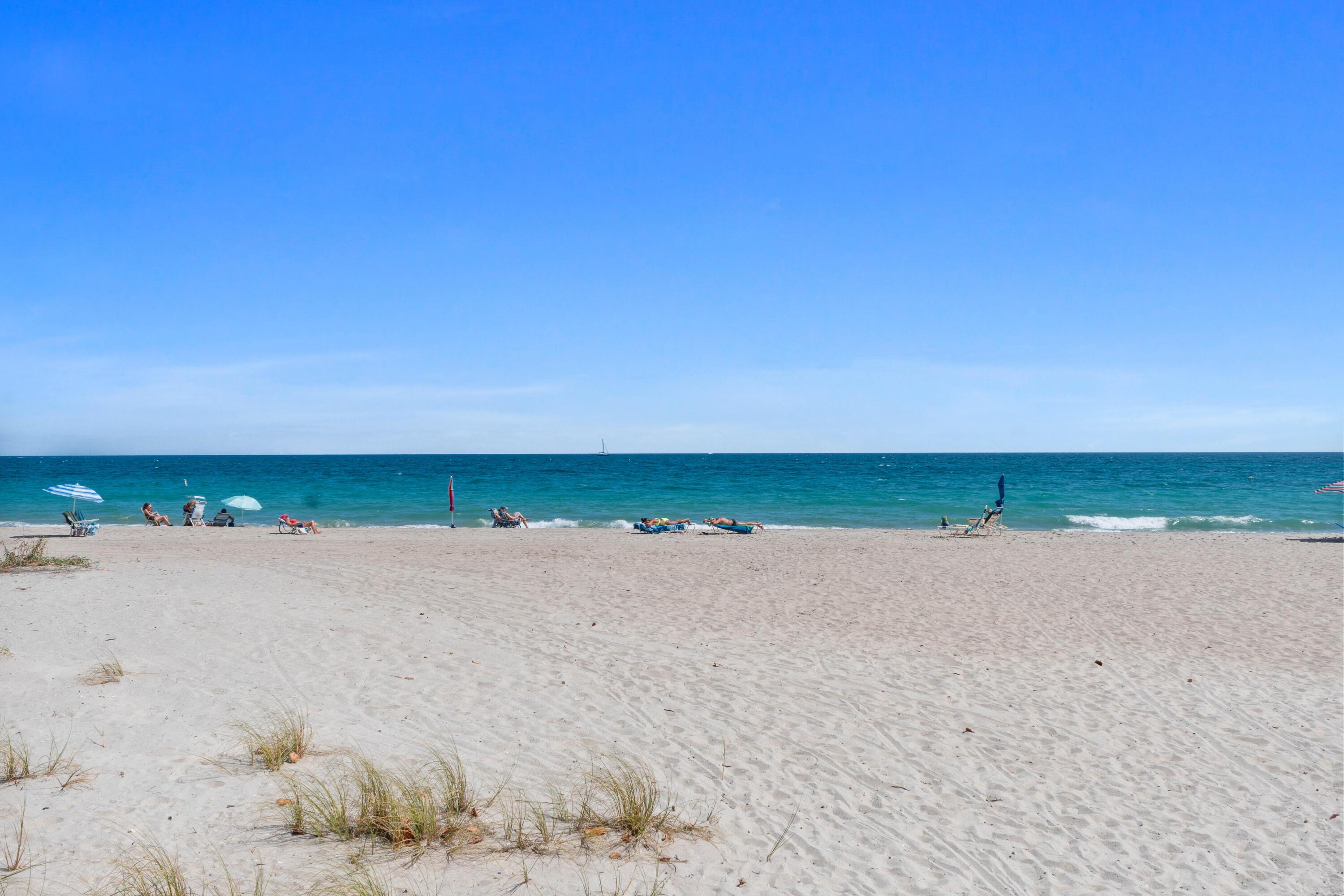 Image 3: Beautiful beach out front