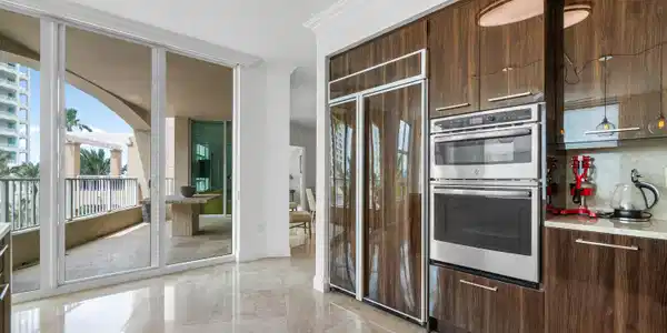 Image 3: KITCHEN