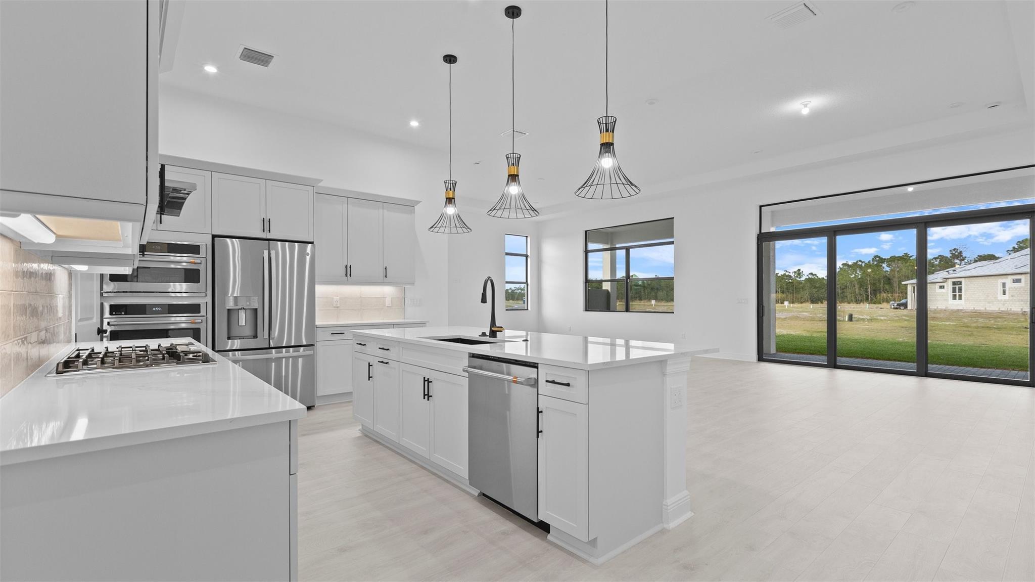 Image 4: Kitchen
