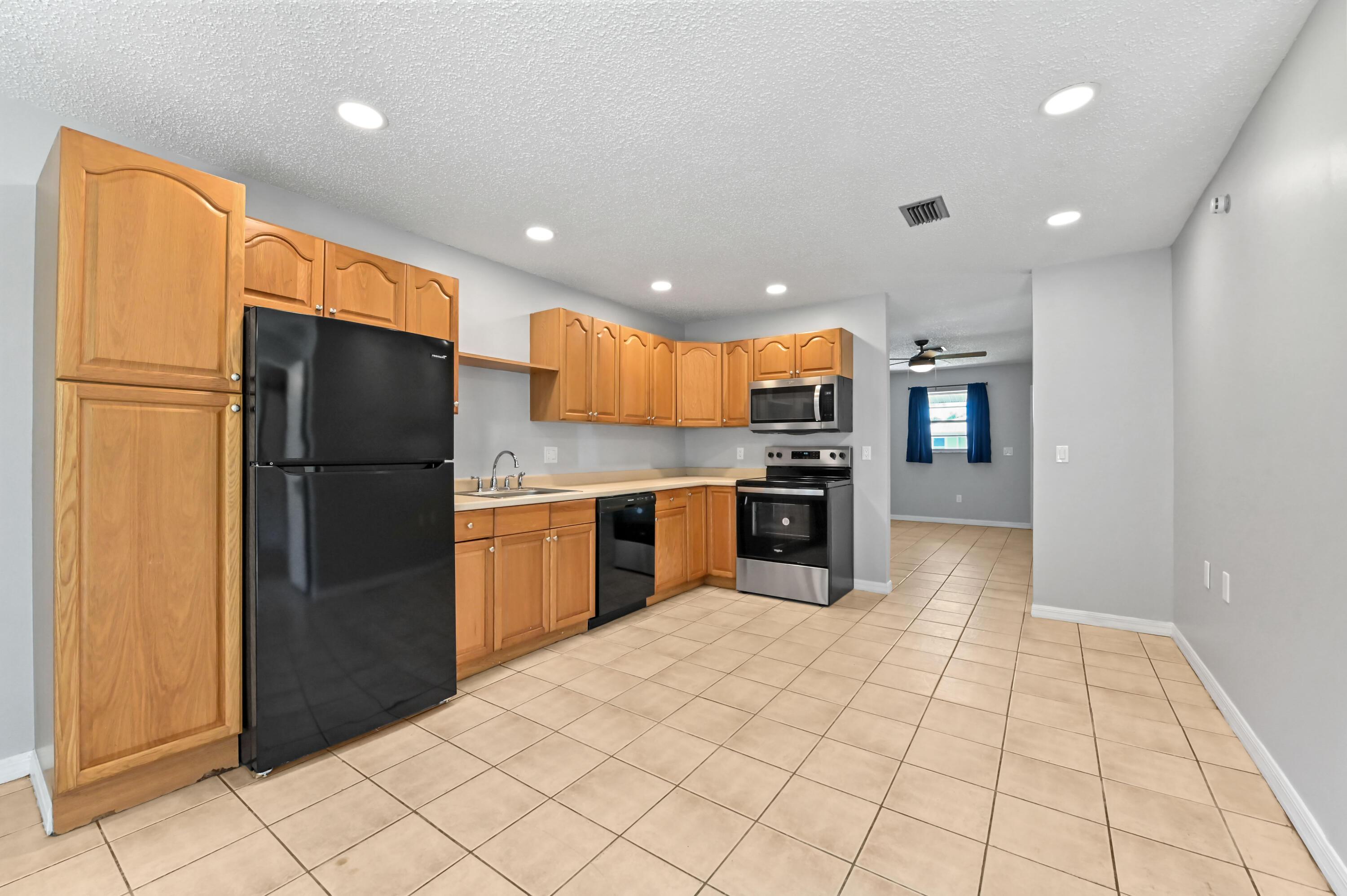 Image 2: 06 Kitchen 02