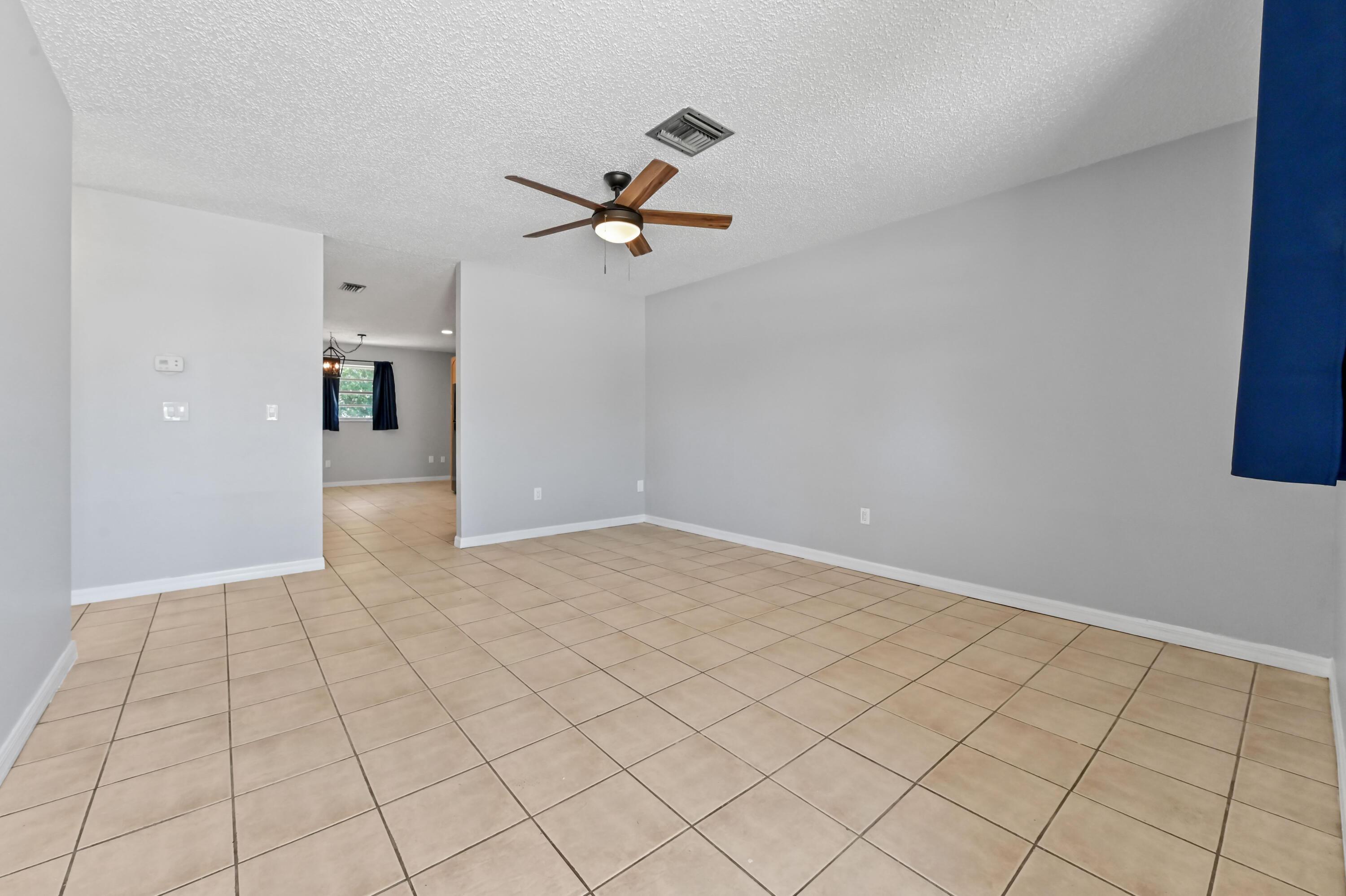 Image 3: 02 Living room 01