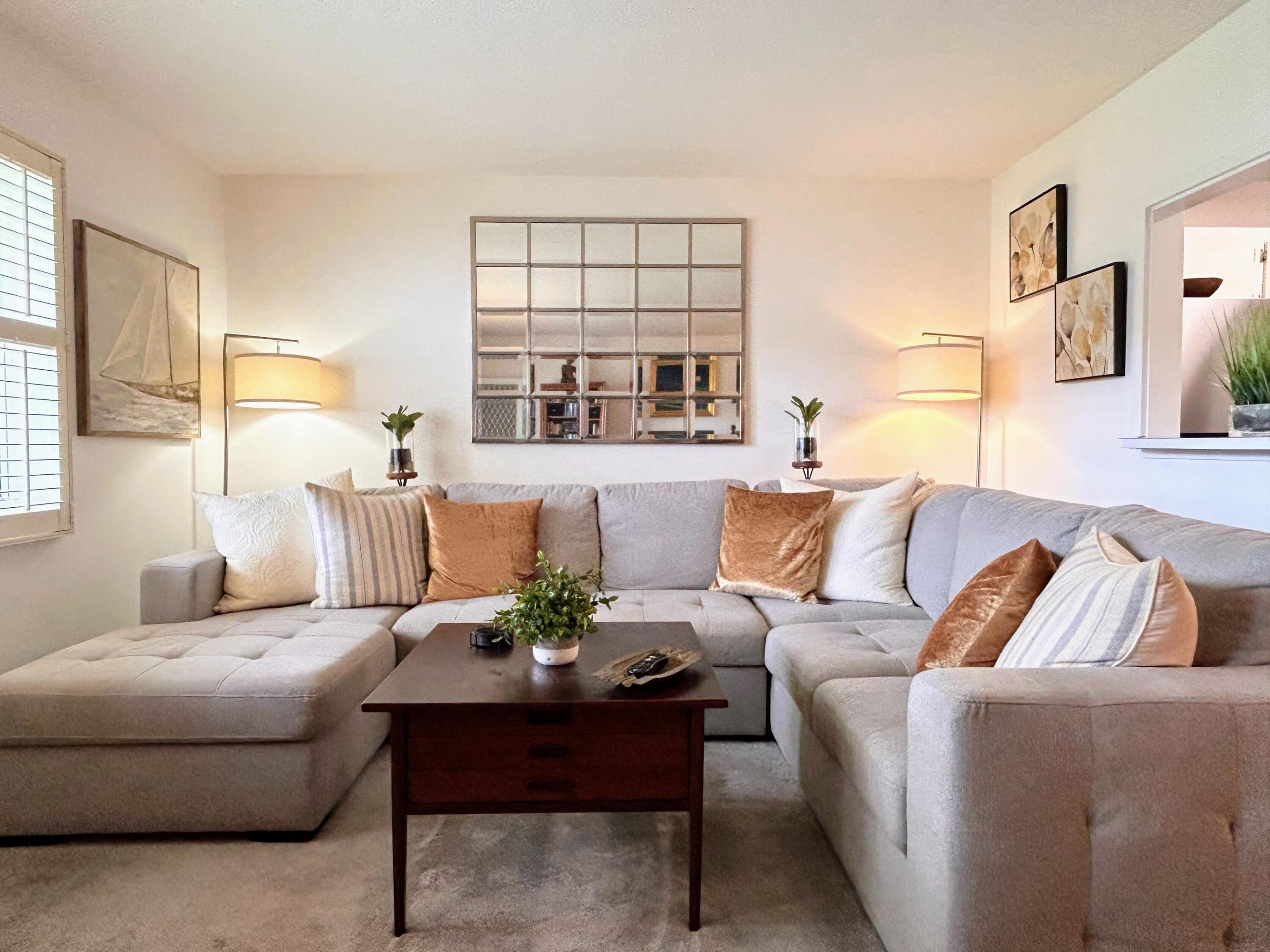 Image 2: LIVING ROOM