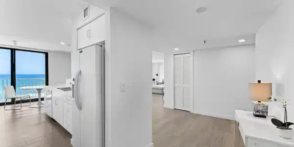 Image 2: 003 Foyer