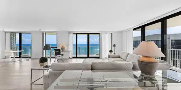 Image 4: 016 Great room (facing ocean, east)
