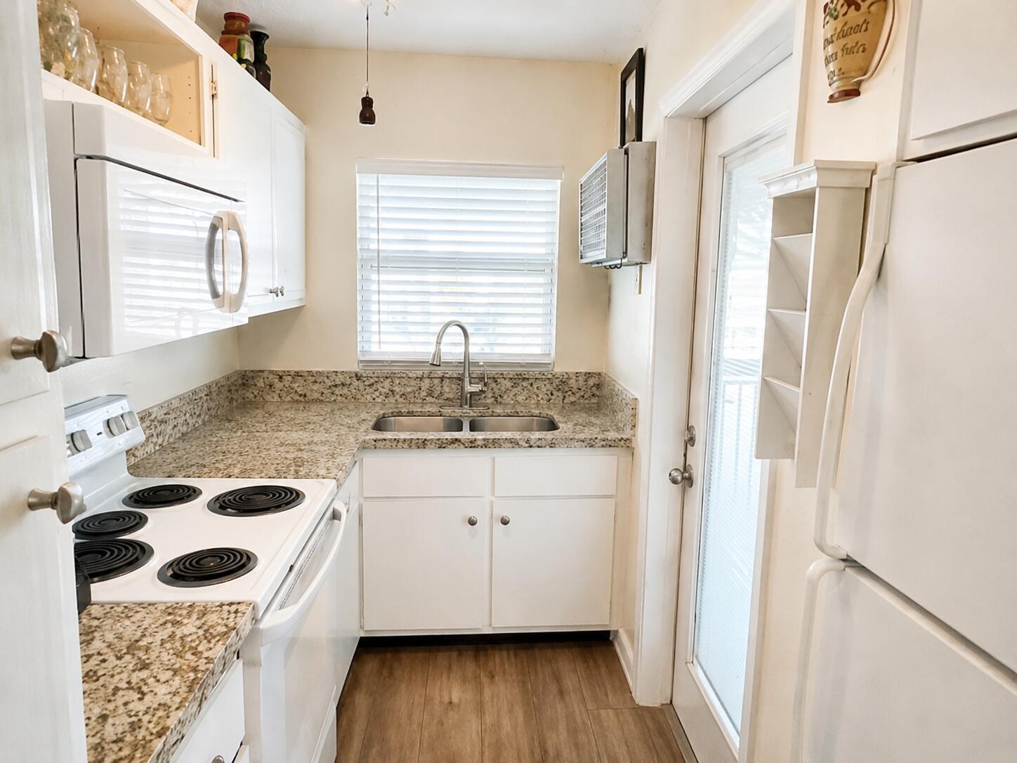 Image 3: Kitchen