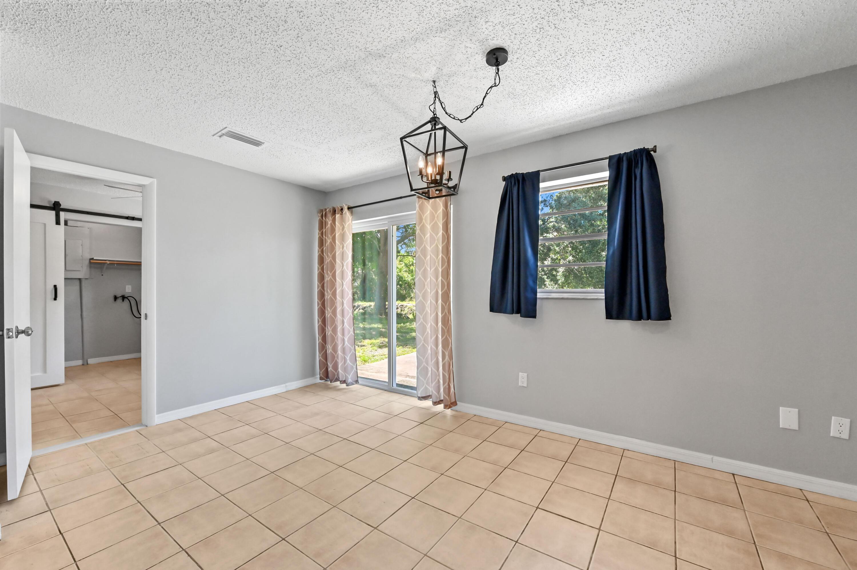 Image 4: 07 Dining area 01