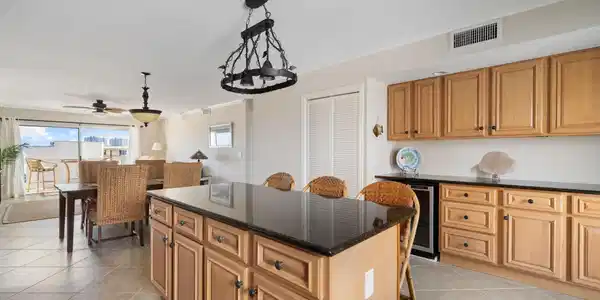 Image 3: 4-web-or-mls-4049 Ocean Dr 505--4