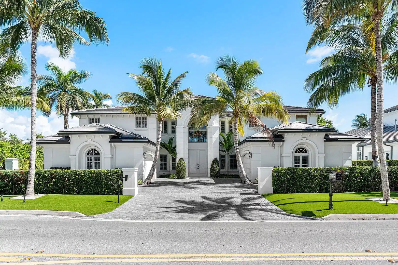 Image 1: 121_Royal_Palm_Way_02