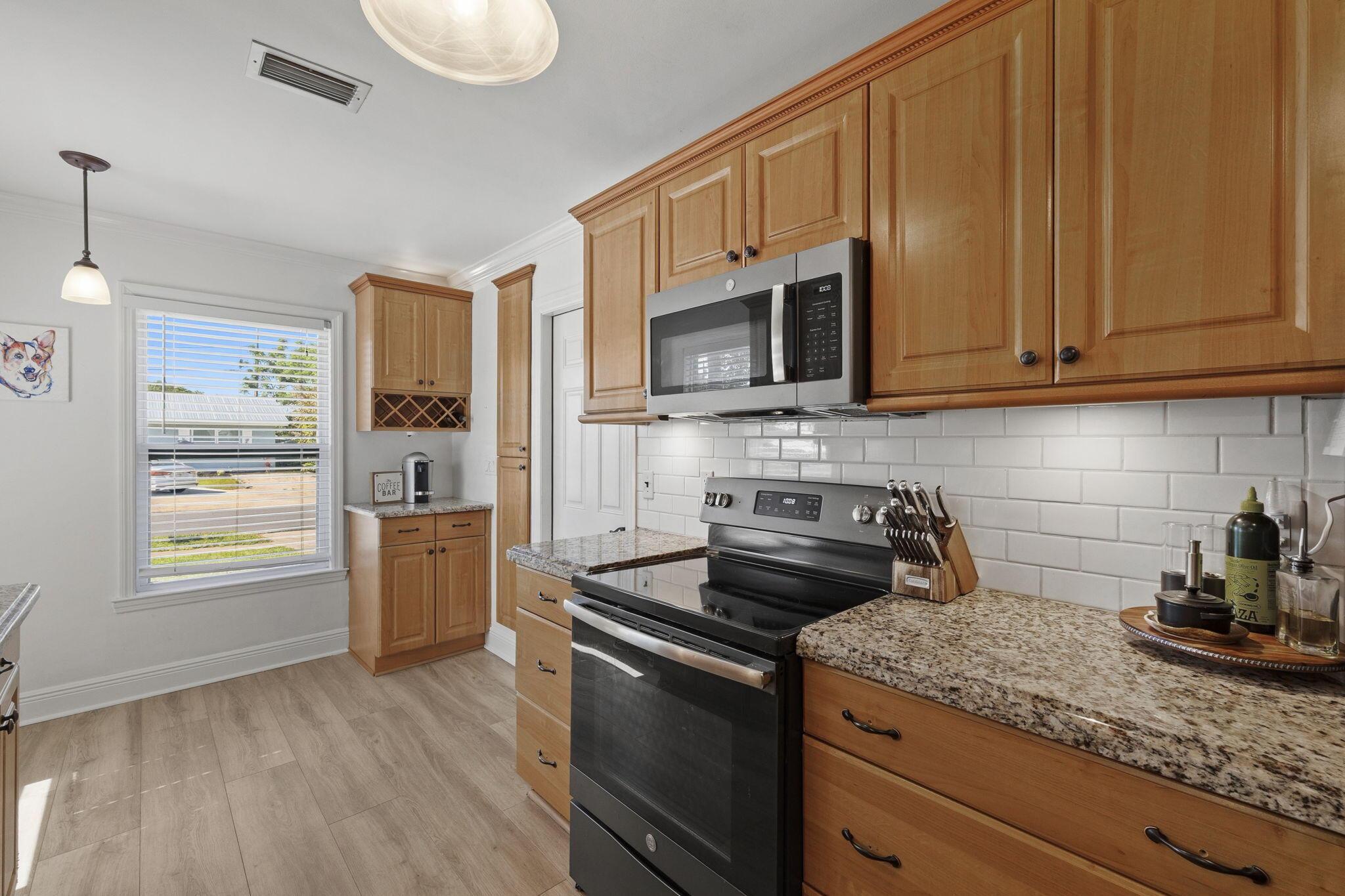 Image 4: Kitchen