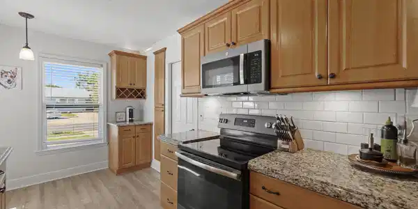 Image 4: Kitchen