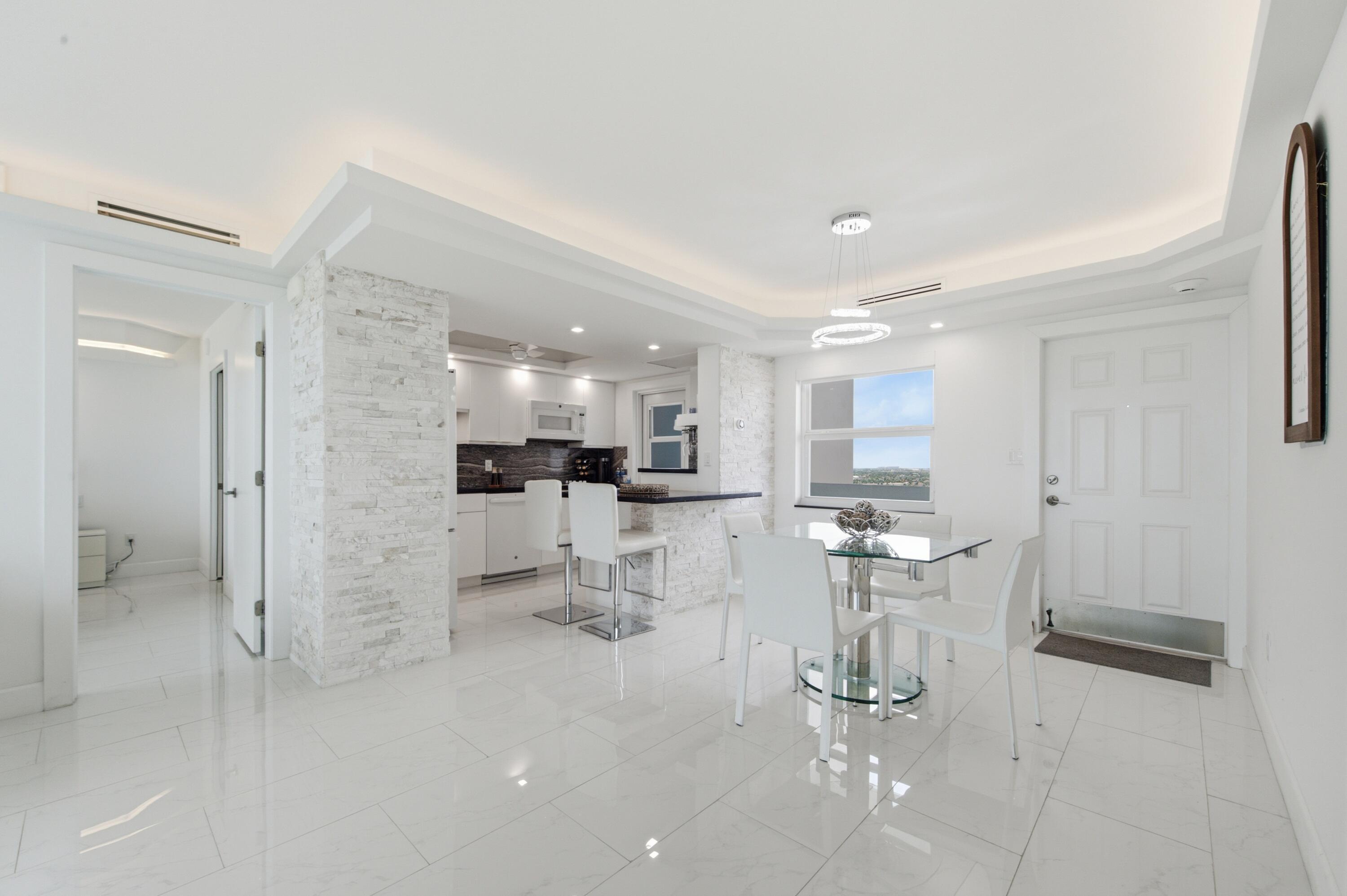 Image 4: tiara east 1422 dining room-kitchen
