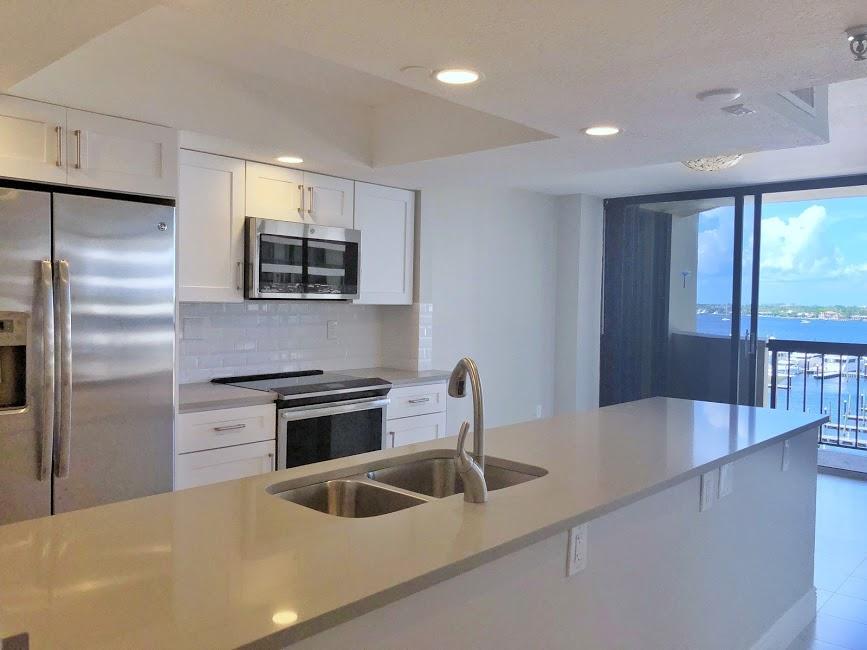 Image 4: Kitchen