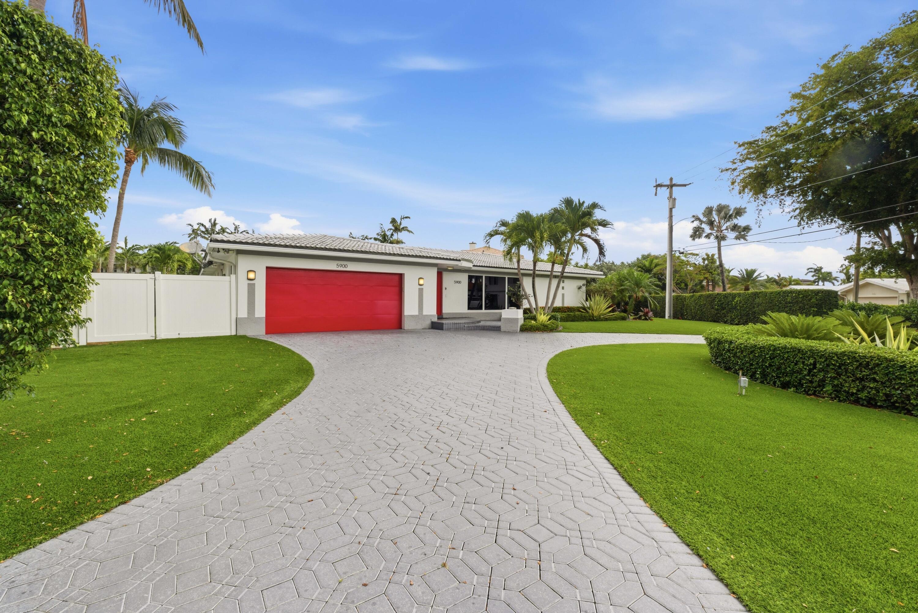 Image 2: 5900 Bayview Dr_048