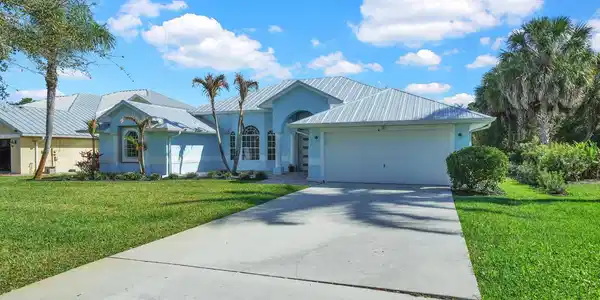 Image 2: Beautiful 4Bed/2.5Bath Large House sitting on 1/4